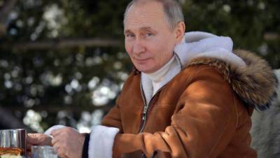«Ъ» подсчитала количество выходных Путина за год