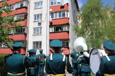 Сотрудники Росгвардии устроили концерт под окнами ветерана в Липецке