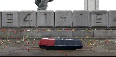 Националисты Латвии принесли к памятнику Победы черный гроб