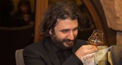 "В Питере – пить, в Ереване – есть и пить": Сарик Андреасян приехал к отцу в Армению