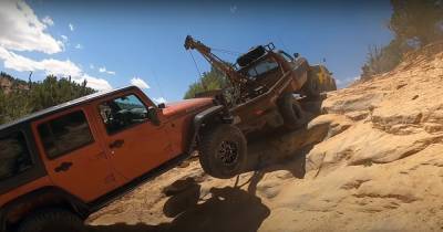 В США спасатели вызволили из скалистого каньона сломавшийся внедорожник (видео)
