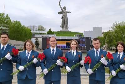 Специалисты волгоградского УФНС возложили цветы на Мамаевом кургане