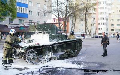 В России на репетиции парада загорелся танк, видео