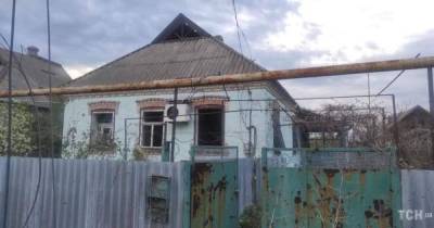 Боевики обстреляли жилые дома Марьинки: фото (12 фото)