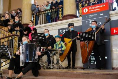 На железнодорожном вокзале Петрозаводска исполнили военные песни
