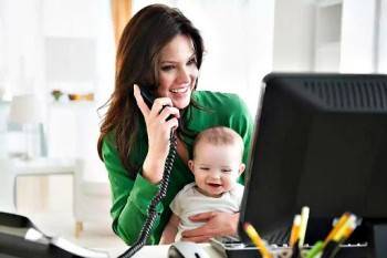 Молодым мамам могут сократить рабочий день в пятницу, заявили в Совфеде