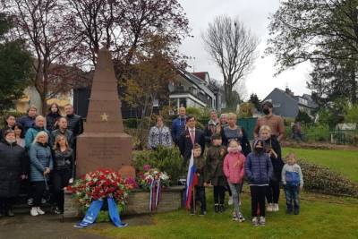 9 мая в Германии: К подножью мемориала Елены Матросовой легли живые цветы