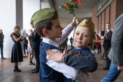 Свыше сотни пар станцевали вальс Победы в Москве - vm.ru - Москва