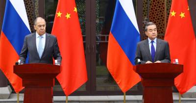 Опасный союз: Вашингтону посоветовали "вбить клинья" между РФ и Китаем