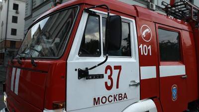 Два человека погибли при пожаре в бытовке на юге Москвы