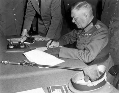 Фельдмаршал Кейтель подписывает Акт о безоговорочной капитуляции Германии. Берлин. 9 мая 1945 года