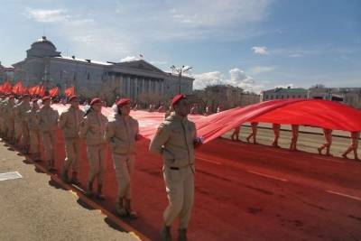 Юнармейцы пронесли по площади огромную копию знамени Победы 9 мая в Чите