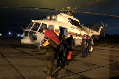 В Хабаровске спасатели на вертолёте спасли застрявших на острове рыбаков