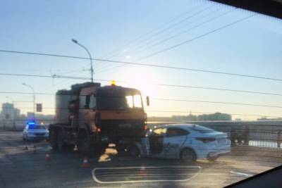 На Октябрьском мосту в Новосибирске грузовик столкнулся с автомобилем такси