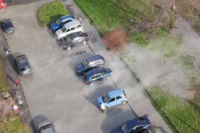 На Васильевском острове кипяток затопил 15 припаркованных во дворе машин