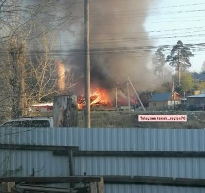 Два частных дома загорелись в поселке под Томском