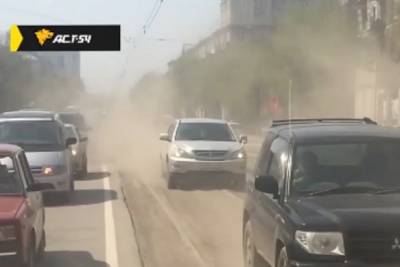 В Новосибирске проспект Дзержинского утопает в пыли из-за объезжающих пробки водителей