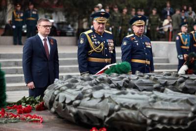 Губернатор Челябинской области Алексей Текслер возложил цветы к Вечному огню
