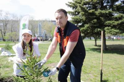 Акция "Сад памяти" в Челябинске: деревья высадили губернатор, сотрудники РМК и волонтёры