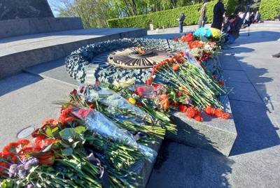 В Украине отмечают День победы: в парке Вечной Славы возлагают цветы