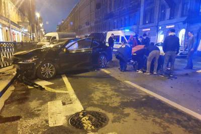 В серьезном ДТП в центре Санкт-Петербурга пострадал человек