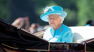 Британская королева Елизавета II перенесла празднование Дня Победы