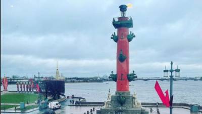 В День Победы в Петербурге зажгли Ростральные колонны