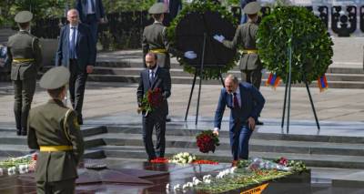 Высшее руководство Армении возложило цветы к Вечному огню в Парке Победы