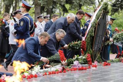 День Великой Победы в Ставрополе начали с возложения цветов к мемориалу