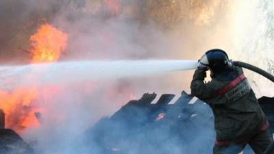 Пермские спасатели разбирают завалы на месте смертельного пожара в деревянном доме