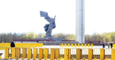 Полиция закрыла прямой доступ к памятнику освободителям Риги в парке Победы