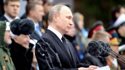 Владимир Путин объявил минуту молчания на параде в Москве