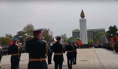 На площади Памяти в Тюмени проходит праздничный парад (Трансляция)