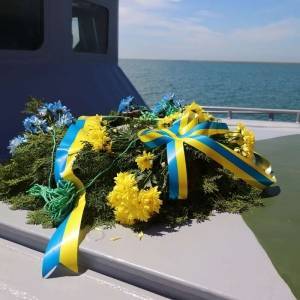 В Азовское море спустили венок памяти по погибшим в войне. Фото