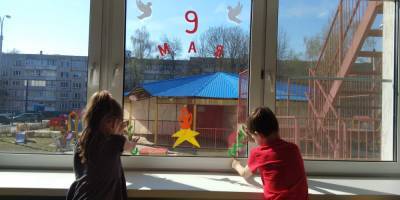 Жители Ленобласти принимают участие во Всероссийской акции «Окна Победы»