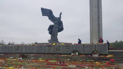 BNS: полиция Латвии ограничила доступ к памятнику освободителям Риги в парке Победы