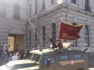 Собравшиеся в центре петербуржцы возмущены «недоступным» парадом Победы