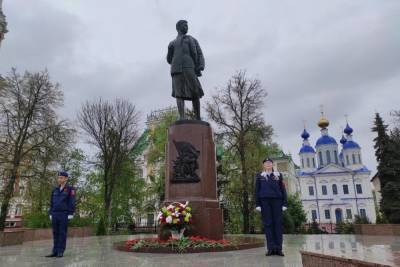 Губернатор Александр Никитин возложил цветы к памятнику Зои Космодемьянской