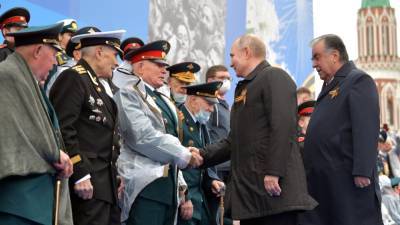 Владимир Путин позаботился о замерзшем на параде ветеране