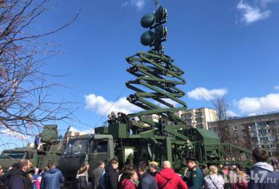 От ретроавтомобилей до ракетных комплексов: В Гатчине открылась выставка военной техники