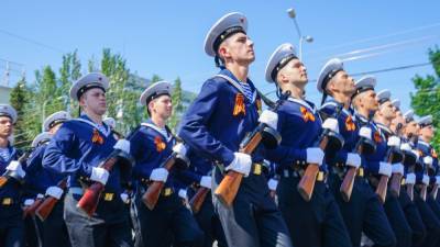 Глава ДНР посетил парад в честь Дня Победы в Донецке