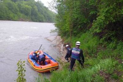 В Адыгее двое туристов сорвались в реку делая селфи