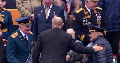 Путин пообщался с ветеранами ВОВ на параде Победы