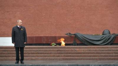Президент России возложил венок к могиле Неизвестного Солдата