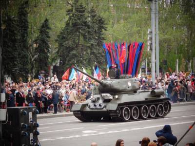 В Донецке и Луганске проходит парад Победы