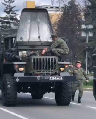 В Кемерове загорелась военная машина, участвующая в торжественном марше