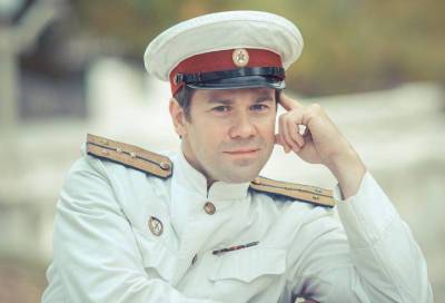 «Присоединяюсь к акции Алексея Брицуна»: актер Алексей Морозов прочитал стихи Окуджавы ко Дню Победы