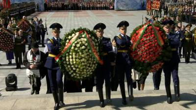 Александр Лукашенко возложил цветы к Монументу Победы в Минске