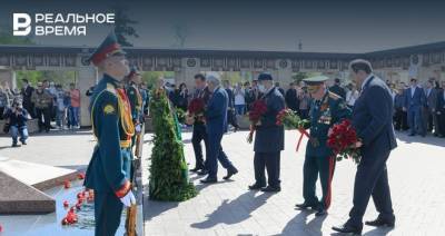 Минниханов возложил цветы к Вечному огню в парке Победы