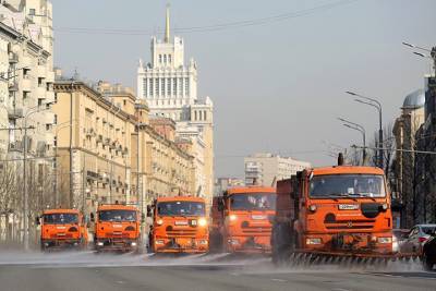 Промывку улиц после парада военной техники начали в Москве